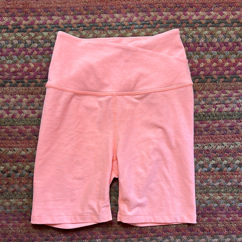 BEYOND YOGA BRIGHT PINK BUTTERY SOFT BIKE SHORTS WRAP V WAIST